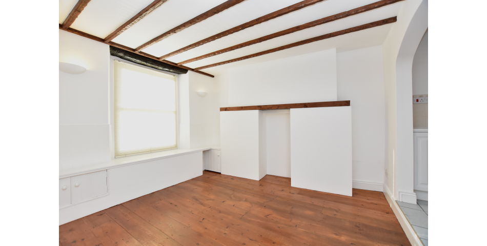 FABULOUS HARBOURSIDE LOCATION! A characterful 3 bedroom terraced home enjoing delightful views into the harbour and over the Bristol Channel. Ideal family home or holiday home/holiday let.