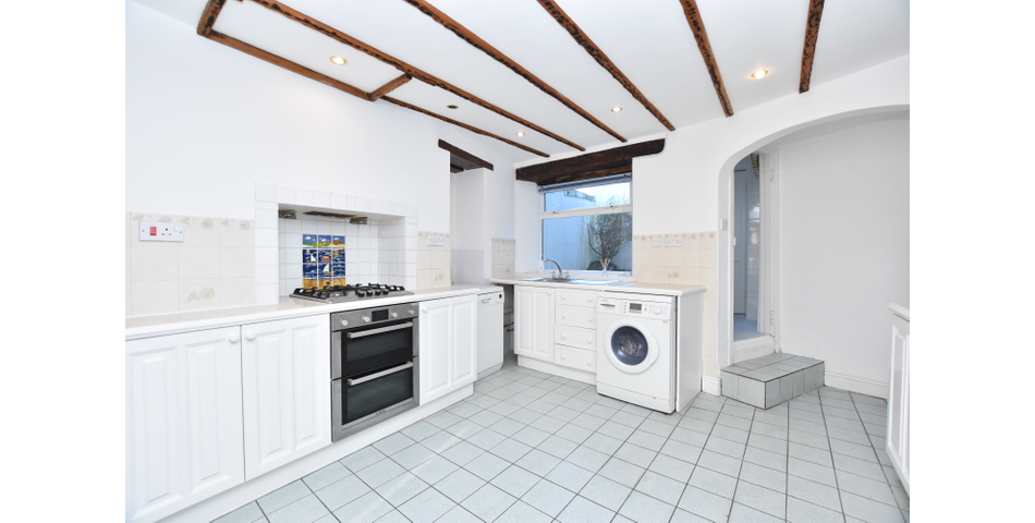 FABULOUS HARBOURSIDE LOCATION! A characterful 3 bedroom terraced home enjoing delightful views into the harbour and over the Bristol Channel. Ideal family home or holiday home/holiday let.