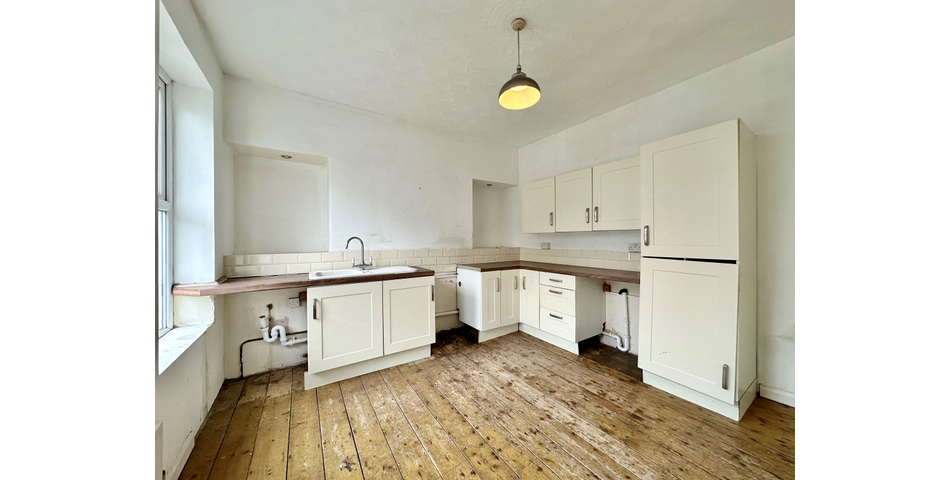 Spacious 2 bedroom maisonette, in need of modernisation and updating, situated in a central location, and having its own private area of garden