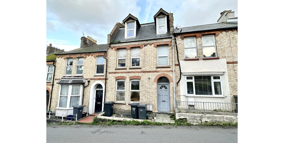 Spacious 2 bedroom maisonette, in need of modernisation and updating, situated in a central location, and having its own private area of garden