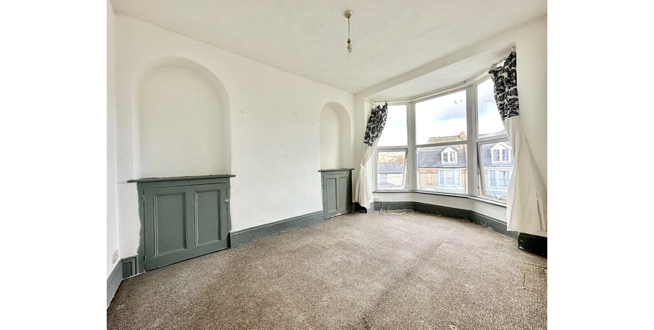 Spacious 2 bedroom maisonette, in need of modernisation and updating, situated in a central location, and having its own private area of garden