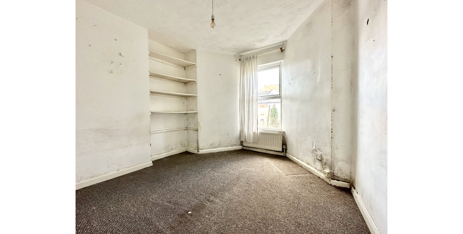 Spacious 2 bedroom maisonette, in need of modernisation and updating, situated in a central location, and having its own private area of garden