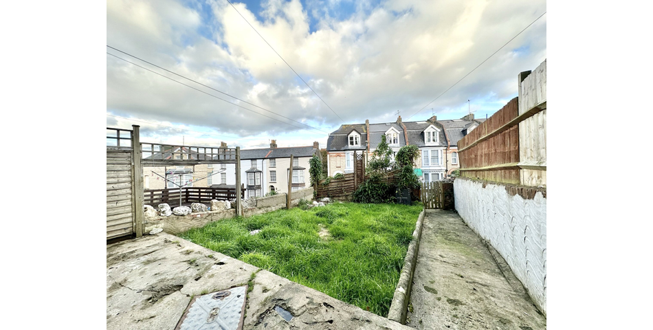 Spacious 2 bedroom maisonette, in need of modernisation and updating, situated in a central location, and having its own private area of garden