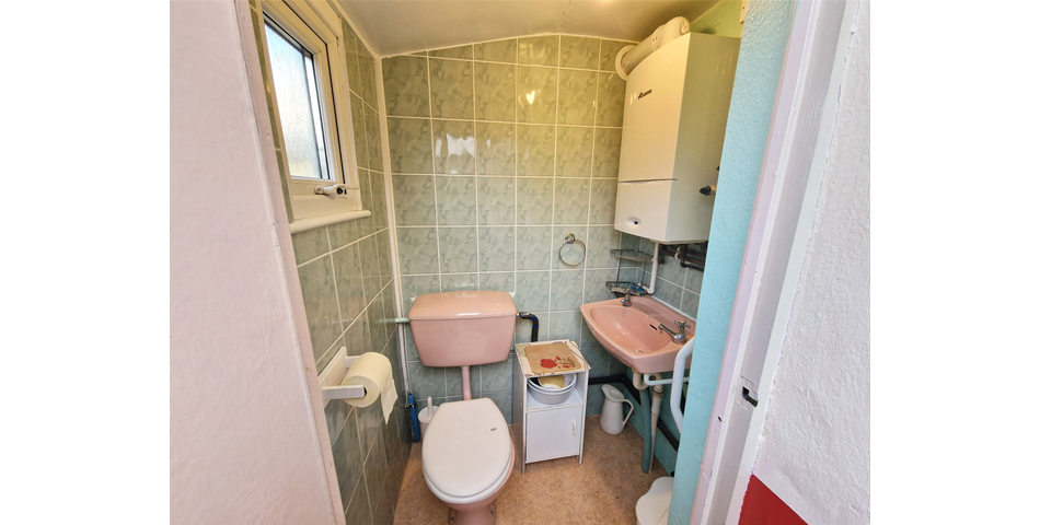 2 Bedroom End Terraced Character Cottage
Adaptable Accomodation 
Convenient Village Location 
Level Rear Garden 
Stone B