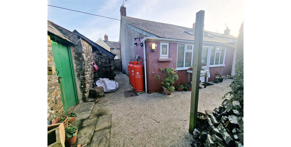 2 Bedroom End Terraced Character Cottage
Adaptable Accomodation 
Convenient Village Location 
Level Rear Garden 
Stone B