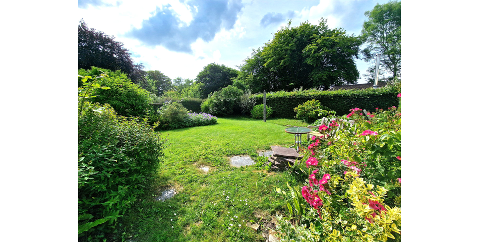 2 Bedroom End Terraced Character Cottage
Adaptable Accomodation 
Convenient Village Location 
Level Rear Garden 
Stone B