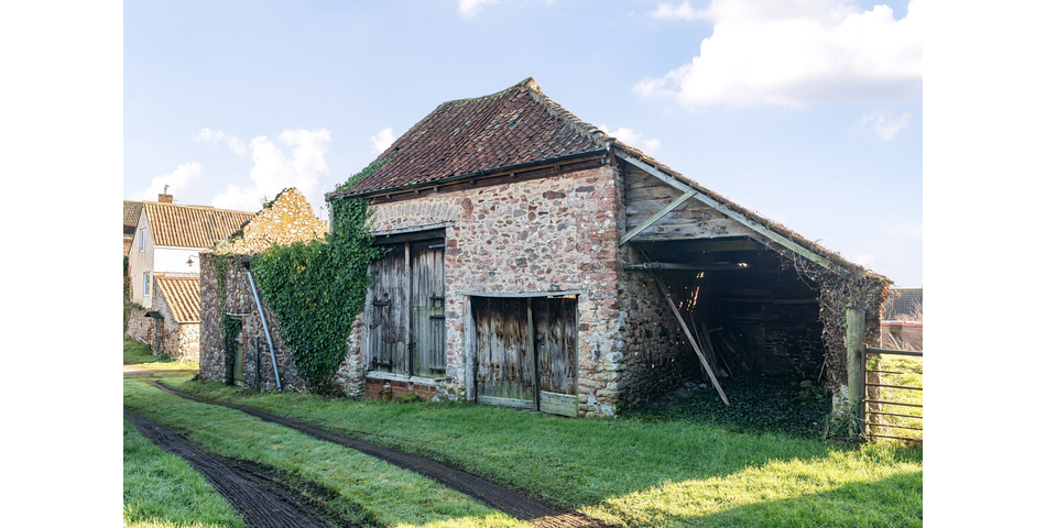 DETACHED GRADE II FARMHOUSE WITH BARNS AND PADDOCK OFFERING IMMENSE POTENTIAL