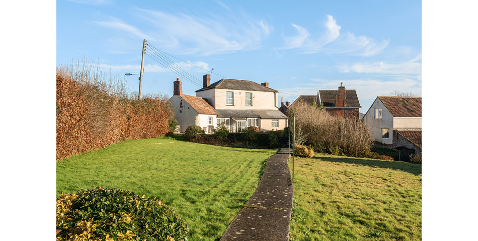 DETACHED GRADE II FARMHOUSE WITH BARNS AND PADDOCK OFFERING IMMENSE POTENTIAL