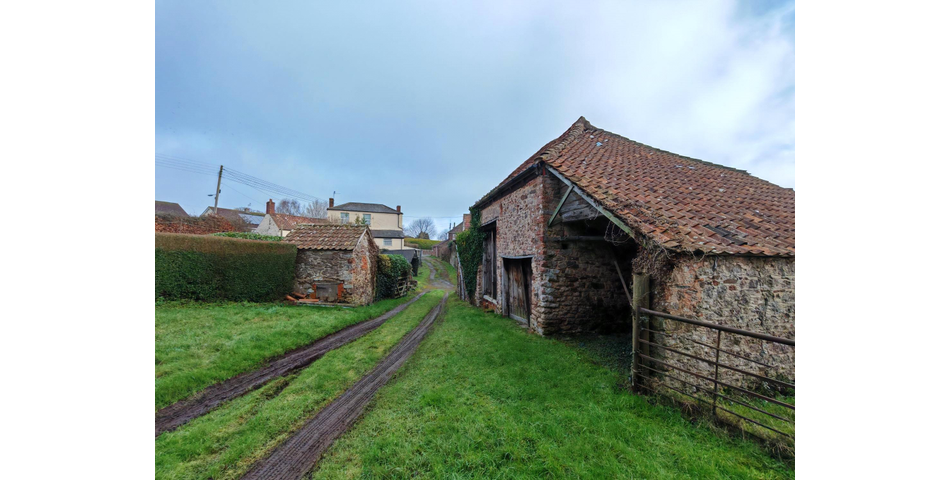 DETACHED GRADE II FARMHOUSE WITH BARNS AND PADDOCK OFFERING IMMENSE POTENTIAL