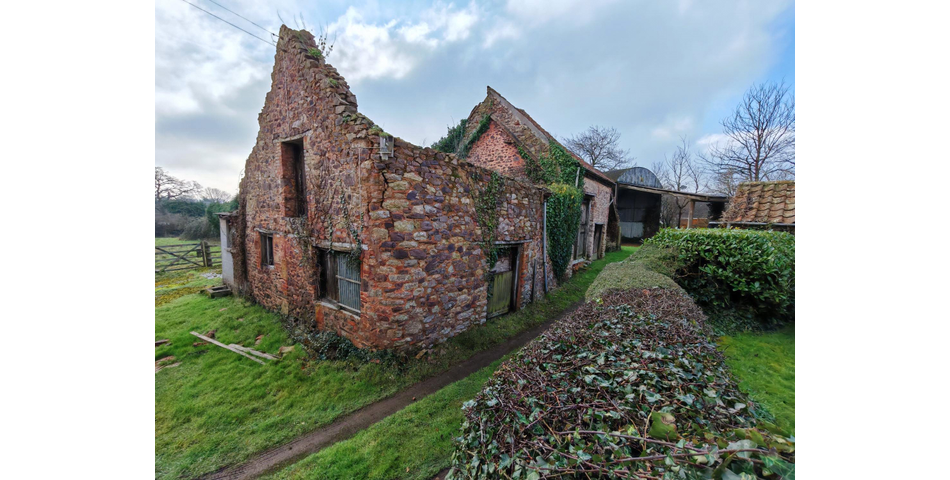 DETACHED GRADE II FARMHOUSE WITH BARNS AND PADDOCK OFFERING IMMENSE POTENTIAL