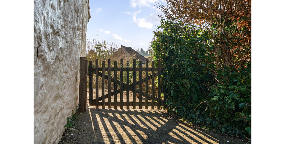 DETACHED GRADE II FARMHOUSE WITH BARNS AND PADDOCK OFFERING IMMENSE POTENTIAL