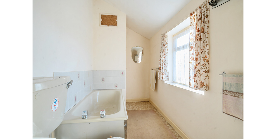 DETACHED GRADE II FARMHOUSE WITH BARNS AND PADDOCK OFFERING IMMENSE POTENTIAL