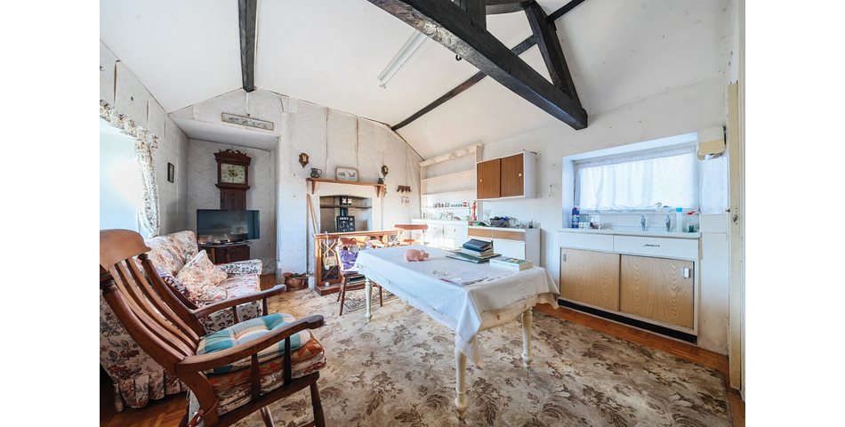 DETACHED GRADE II FARMHOUSE WITH BARNS AND PADDOCK OFFERING IMMENSE POTENTIAL