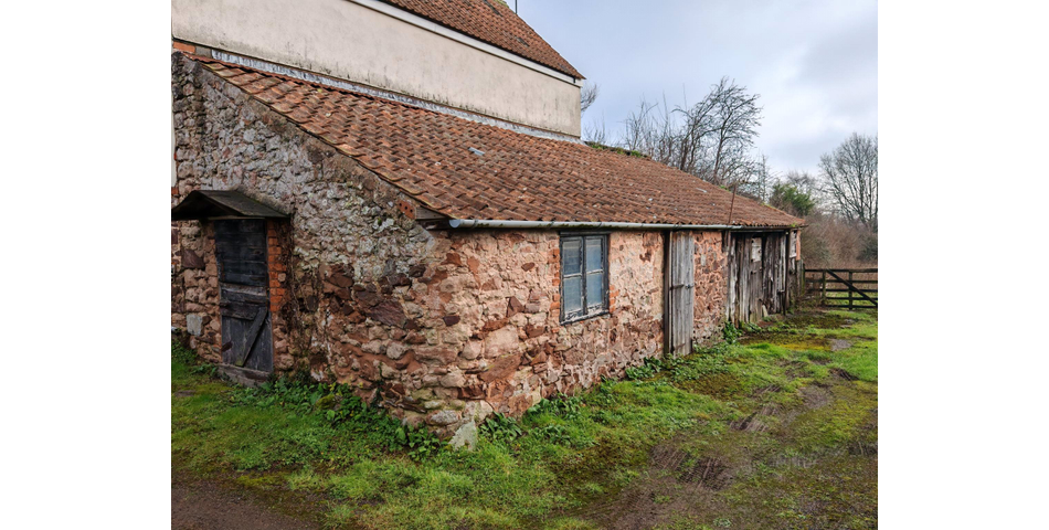 DETACHED GRADE II FARMHOUSE WITH BARNS AND PADDOCK OFFERING IMMENSE POTENTIAL