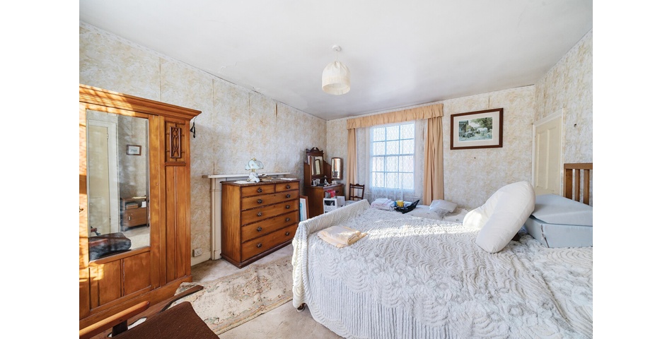 DETACHED GRADE II FARMHOUSE WITH BARNS AND PADDOCK OFFERING IMMENSE POTENTIAL
