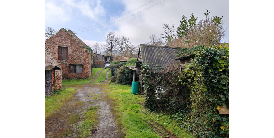DETACHED GRADE II FARMHOUSE WITH BARNS AND PADDOCK OFFERING IMMENSE POTENTIAL