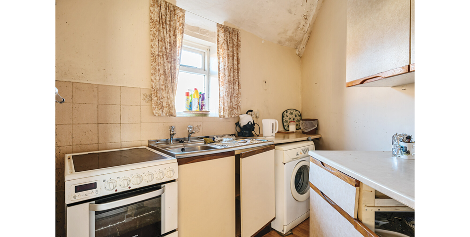 DETACHED GRADE II FARMHOUSE WITH BARNS AND PADDOCK OFFERING IMMENSE POTENTIAL