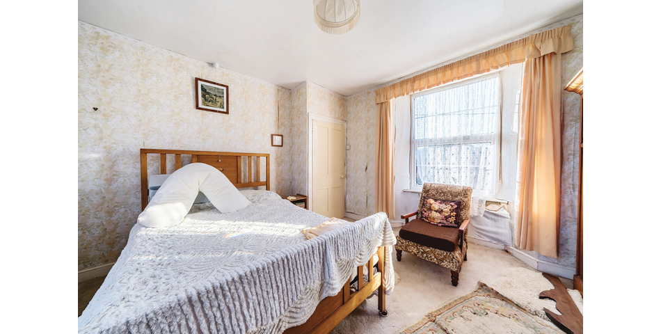 DETACHED GRADE II FARMHOUSE WITH BARNS AND PADDOCK OFFERING IMMENSE POTENTIAL