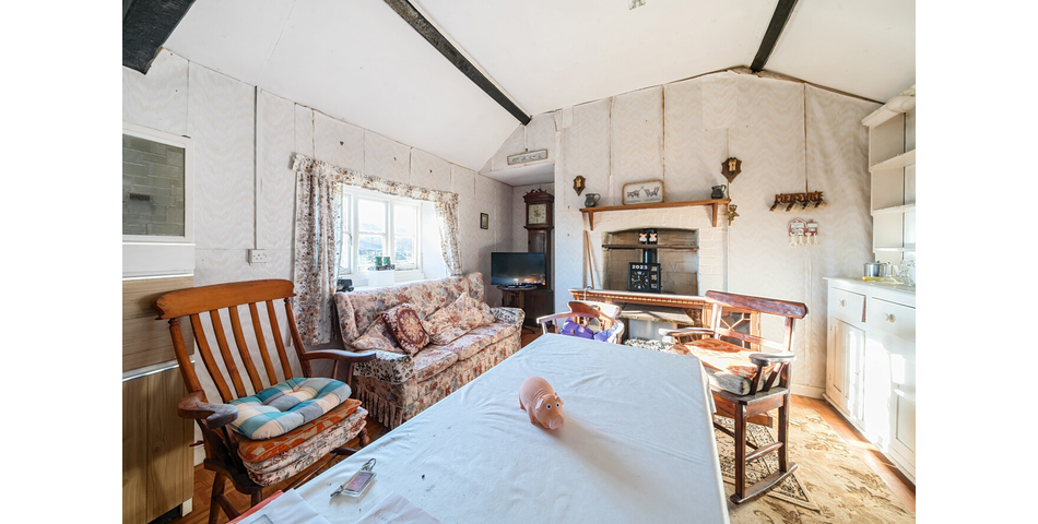DETACHED GRADE II FARMHOUSE WITH BARNS AND PADDOCK OFFERING IMMENSE POTENTIAL
