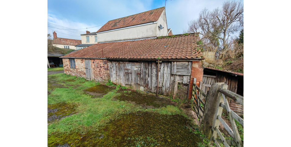 DETACHED GRADE II FARMHOUSE WITH BARNS AND PADDOCK OFFERING IMMENSE POTENTIAL