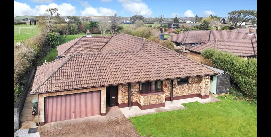 SPACIOUS FOUR BEDROOM DETACHED BUNGALOW DUAL ASPECT LOUNGE SEPERATE DINING ROOM KITCHEN/BREAFAST ROOM MASTER BEDROOM 