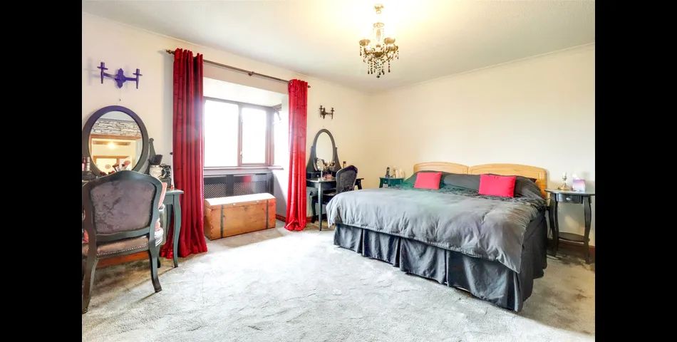 SPACIOUS FOUR BEDROOM DETACHED BUNGALOW DUAL ASPECT LOUNGE SEPERATE DINING ROOM KITCHEN/BREAFAST ROOM MASTER BEDROOM 