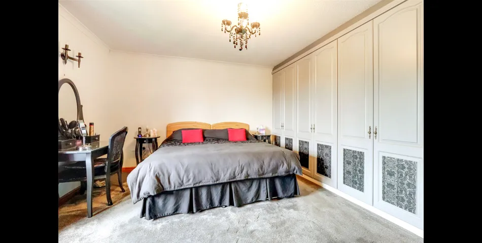 SPACIOUS FOUR BEDROOM DETACHED BUNGALOW DUAL ASPECT LOUNGE SEPERATE DINING ROOM KITCHEN/BREAFAST ROOM MASTER BEDROOM 