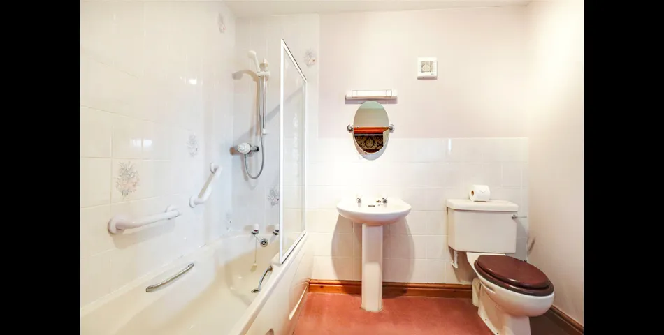 SPACIOUS FOUR BEDROOM DETACHED BUNGALOW DUAL ASPECT LOUNGE SEPERATE DINING ROOM KITCHEN/BREAFAST ROOM MASTER BEDROOM 