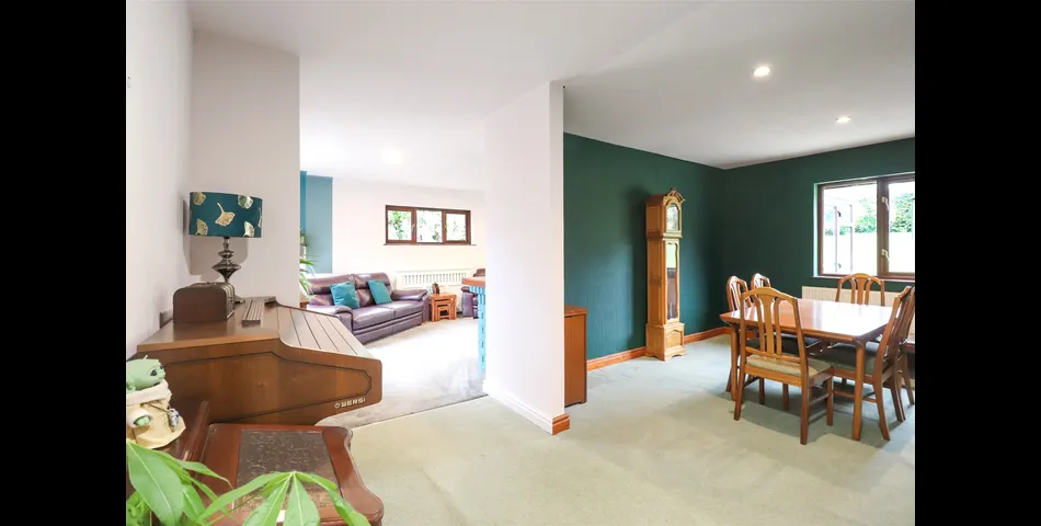 SPACIOUS FOUR BEDROOM DETACHED BUNGALOW DUAL ASPECT LOUNGE SEPERATE DINING ROOM KITCHEN/BREAFAST ROOM MASTER BEDROOM 