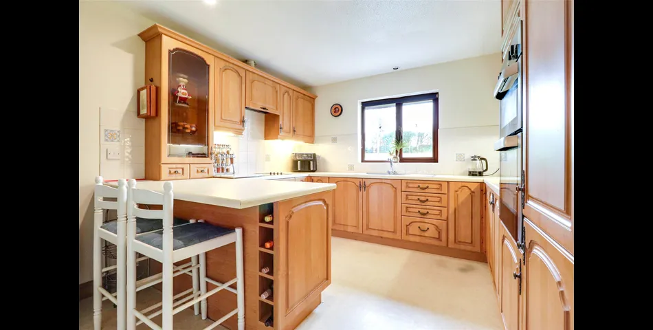 SPACIOUS FOUR BEDROOM DETACHED BUNGALOW DUAL ASPECT LOUNGE SEPERATE DINING ROOM KITCHEN/BREAFAST ROOM MASTER BEDROOM 