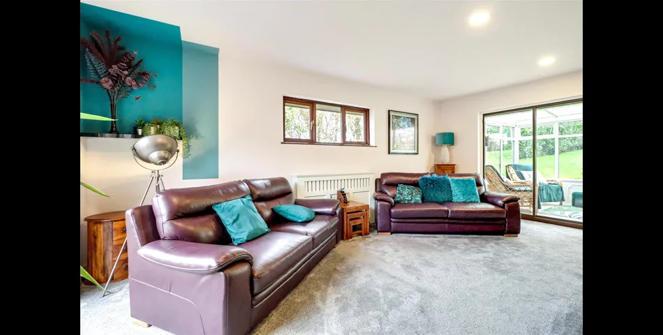 SPACIOUS FOUR BEDROOM DETACHED BUNGALOW DUAL ASPECT LOUNGE SEPERATE DINING ROOM KITCHEN/BREAFAST ROOM MASTER BEDROOM 