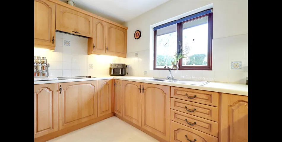 SPACIOUS FOUR BEDROOM DETACHED BUNGALOW DUAL ASPECT LOUNGE SEPERATE DINING ROOM KITCHEN/BREAFAST ROOM MASTER BEDROOM 