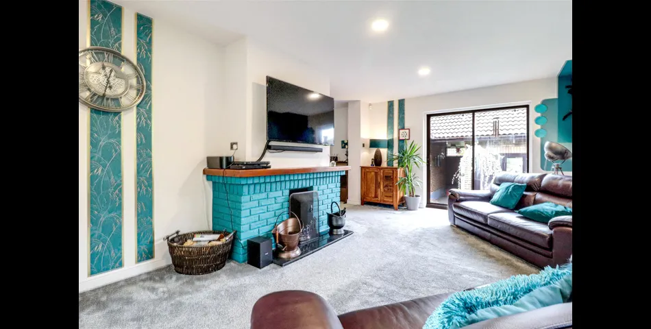 SPACIOUS FOUR BEDROOM DETACHED BUNGALOW DUAL ASPECT LOUNGE SEPERATE DINING ROOM KITCHEN/BREAFAST ROOM MASTER BEDROOM 