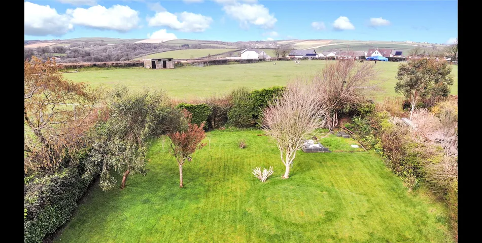 SPACIOUS FOUR BEDROOM DETACHED BUNGALOW DUAL ASPECT LOUNGE SEPERATE DINING ROOM KITCHEN/BREAFAST ROOM MASTER BEDROOM 