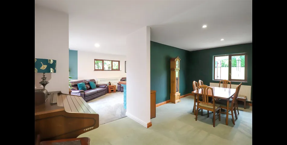 SPACIOUS FOUR BEDROOM DETACHED BUNGALOW DUAL ASPECT LOUNGE SEPERATE DINING ROOM KITCHEN/BREAFAST ROOM MASTER BEDROOM 