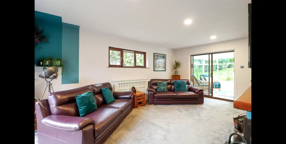 SPACIOUS FOUR BEDROOM DETACHED BUNGALOW DUAL ASPECT LOUNGE SEPERATE DINING ROOM KITCHEN/BREAFAST ROOM MASTER BEDROOM 