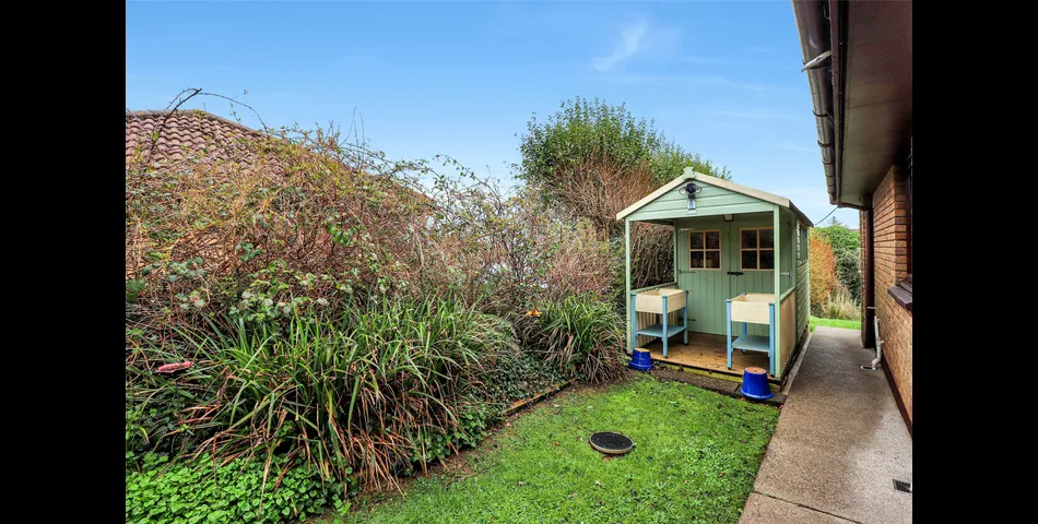 SPACIOUS FOUR BEDROOM DETACHED BUNGALOW DUAL ASPECT LOUNGE SEPERATE DINING ROOM KITCHEN/BREAFAST ROOM MASTER BEDROOM 