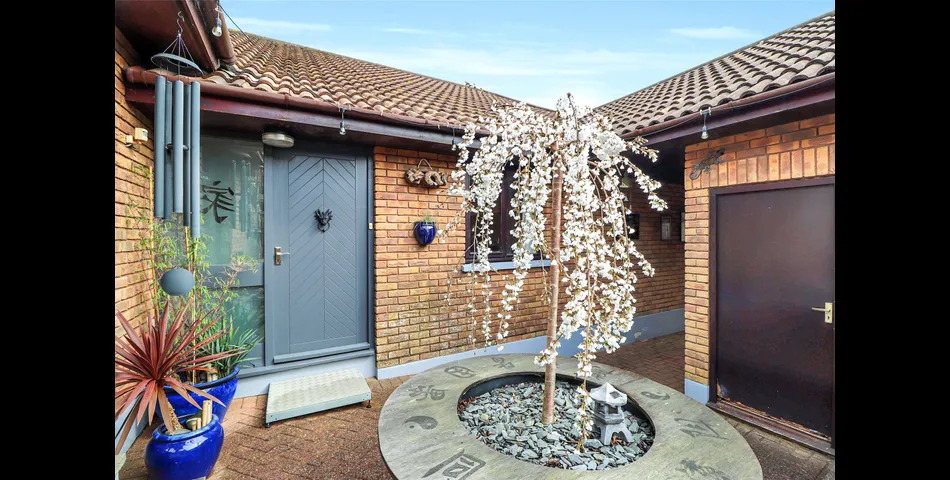 SPACIOUS FOUR BEDROOM DETACHED BUNGALOW DUAL ASPECT LOUNGE SEPERATE DINING ROOM KITCHEN/BREAFAST ROOM MASTER BEDROOM 