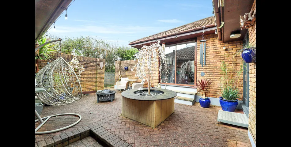 SPACIOUS FOUR BEDROOM DETACHED BUNGALOW DUAL ASPECT LOUNGE SEPERATE DINING ROOM KITCHEN/BREAFAST ROOM MASTER BEDROOM 