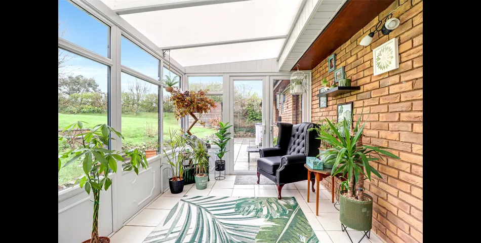 SPACIOUS FOUR BEDROOM DETACHED BUNGALOW DUAL ASPECT LOUNGE SEPERATE DINING ROOM KITCHEN/BREAFAST ROOM MASTER BEDROOM 