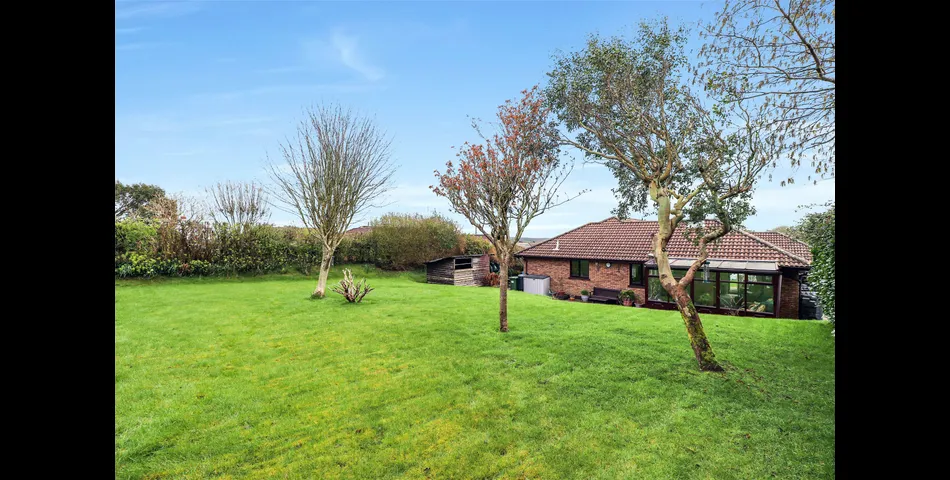 SPACIOUS FOUR BEDROOM DETACHED BUNGALOW DUAL ASPECT LOUNGE SEPERATE DINING ROOM KITCHEN/BREAFAST ROOM MASTER BEDROOM 