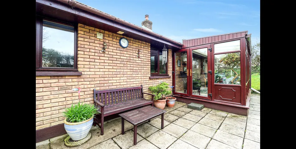 SPACIOUS FOUR BEDROOM DETACHED BUNGALOW DUAL ASPECT LOUNGE SEPERATE DINING ROOM KITCHEN/BREAFAST ROOM MASTER BEDROOM 