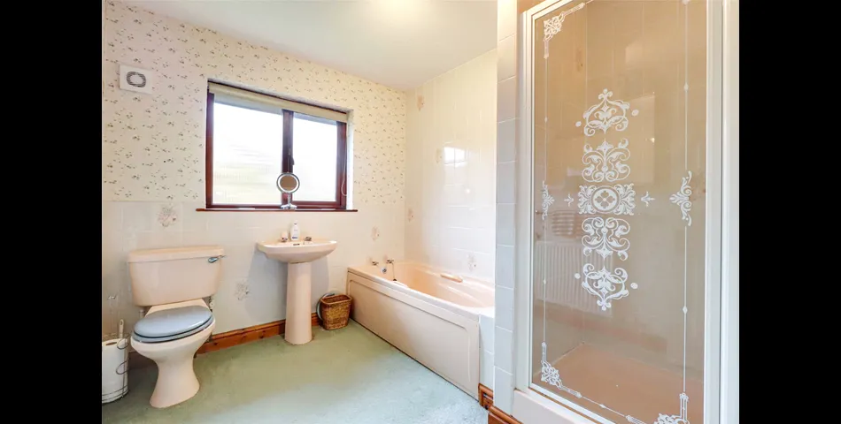SPACIOUS FOUR BEDROOM DETACHED BUNGALOW DUAL ASPECT LOUNGE SEPERATE DINING ROOM KITCHEN/BREAFAST ROOM MASTER BEDROOM 
