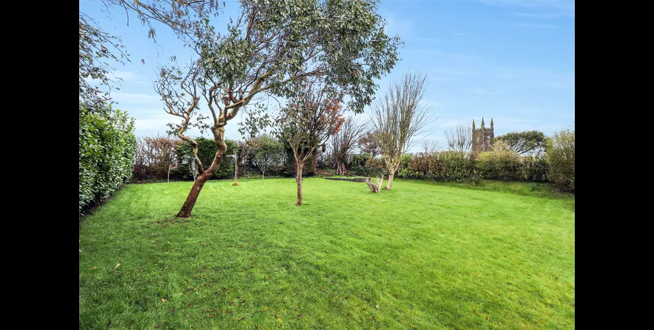 SPACIOUS FOUR BEDROOM DETACHED BUNGALOW DUAL ASPECT LOUNGE SEPERATE DINING ROOM KITCHEN/BREAFAST ROOM MASTER BEDROOM 
