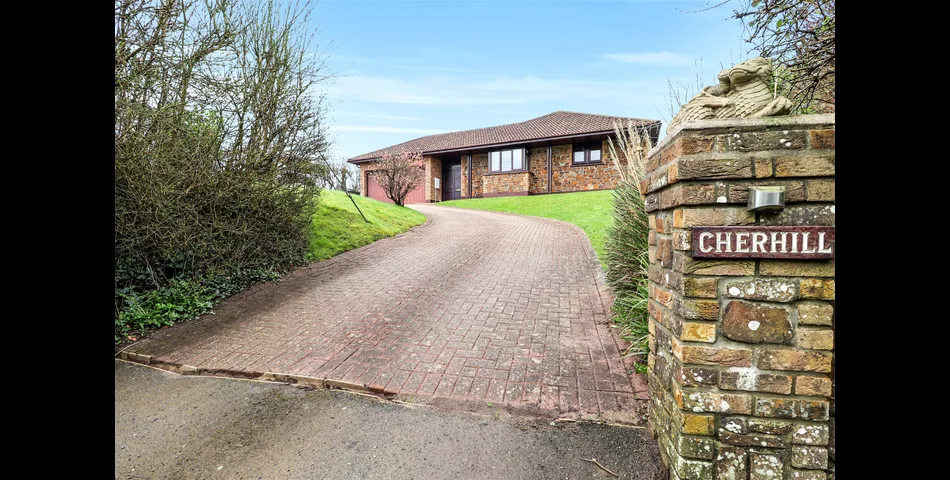 SPACIOUS FOUR BEDROOM DETACHED BUNGALOW DUAL ASPECT LOUNGE SEPERATE DINING ROOM KITCHEN/BREAFAST ROOM MASTER BEDROOM 