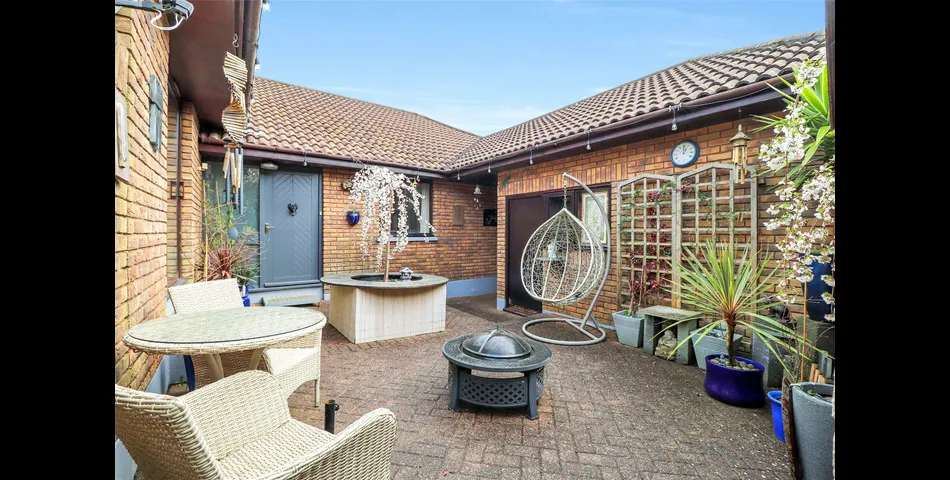 SPACIOUS FOUR BEDROOM DETACHED BUNGALOW DUAL ASPECT LOUNGE SEPERATE DINING ROOM KITCHEN/BREAFAST ROOM MASTER BEDROOM 