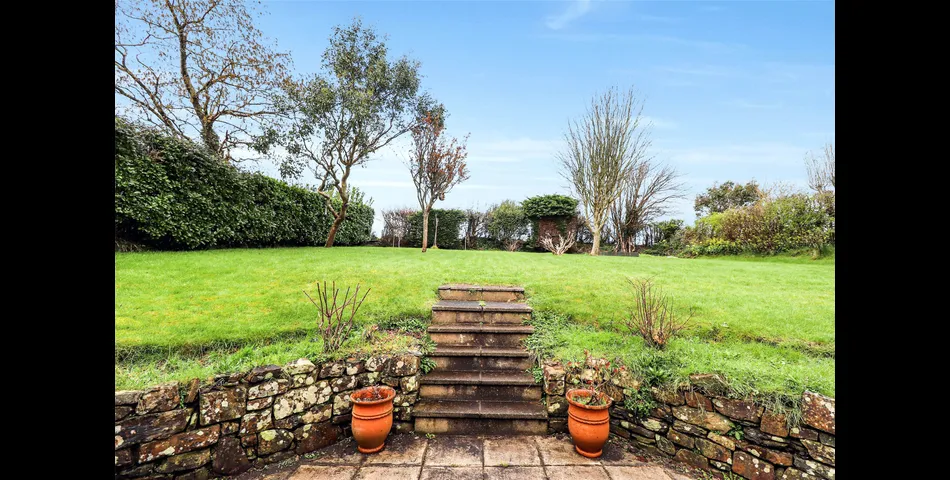SPACIOUS FOUR BEDROOM DETACHED BUNGALOW DUAL ASPECT LOUNGE SEPERATE DINING ROOM KITCHEN/BREAFAST ROOM MASTER BEDROOM 