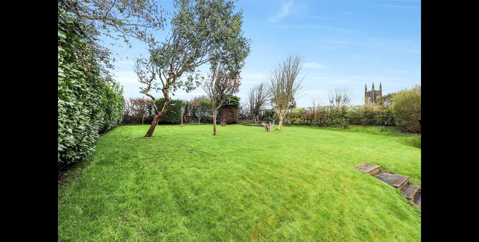 SPACIOUS FOUR BEDROOM DETACHED BUNGALOW DUAL ASPECT LOUNGE SEPERATE DINING ROOM KITCHEN/BREAFAST ROOM MASTER BEDROOM 