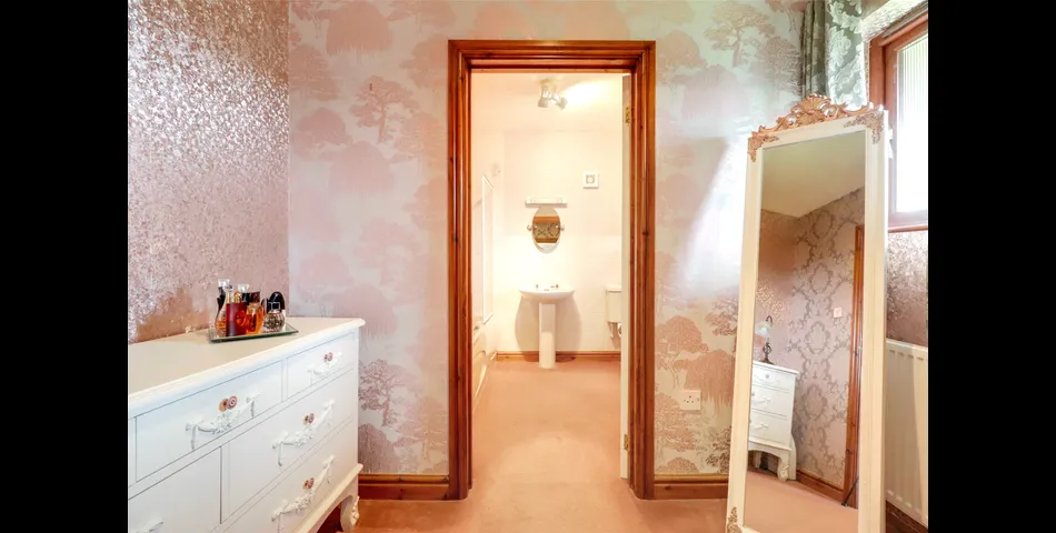 SPACIOUS FOUR BEDROOM DETACHED BUNGALOW DUAL ASPECT LOUNGE SEPERATE DINING ROOM KITCHEN/BREAFAST ROOM MASTER BEDROOM 