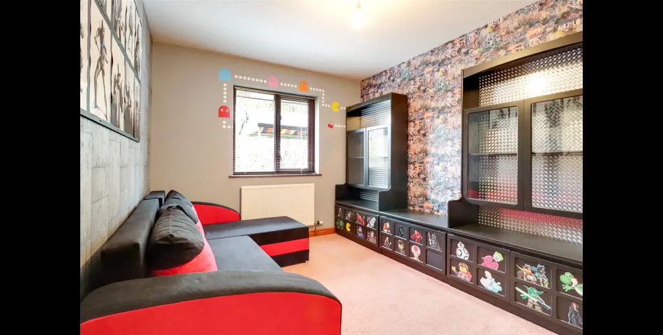SPACIOUS FOUR BEDROOM DETACHED BUNGALOW DUAL ASPECT LOUNGE SEPERATE DINING ROOM KITCHEN/BREAFAST ROOM MASTER BEDROOM 